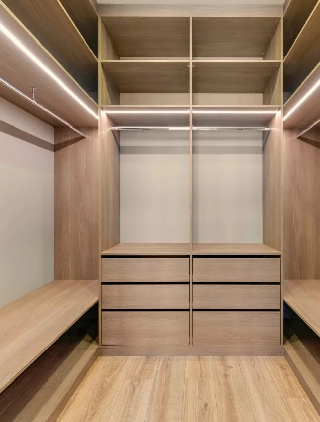 Dressing lumineux et spacieux sur-mesure en bois de chêne avec rangements, penderies et rubans led.