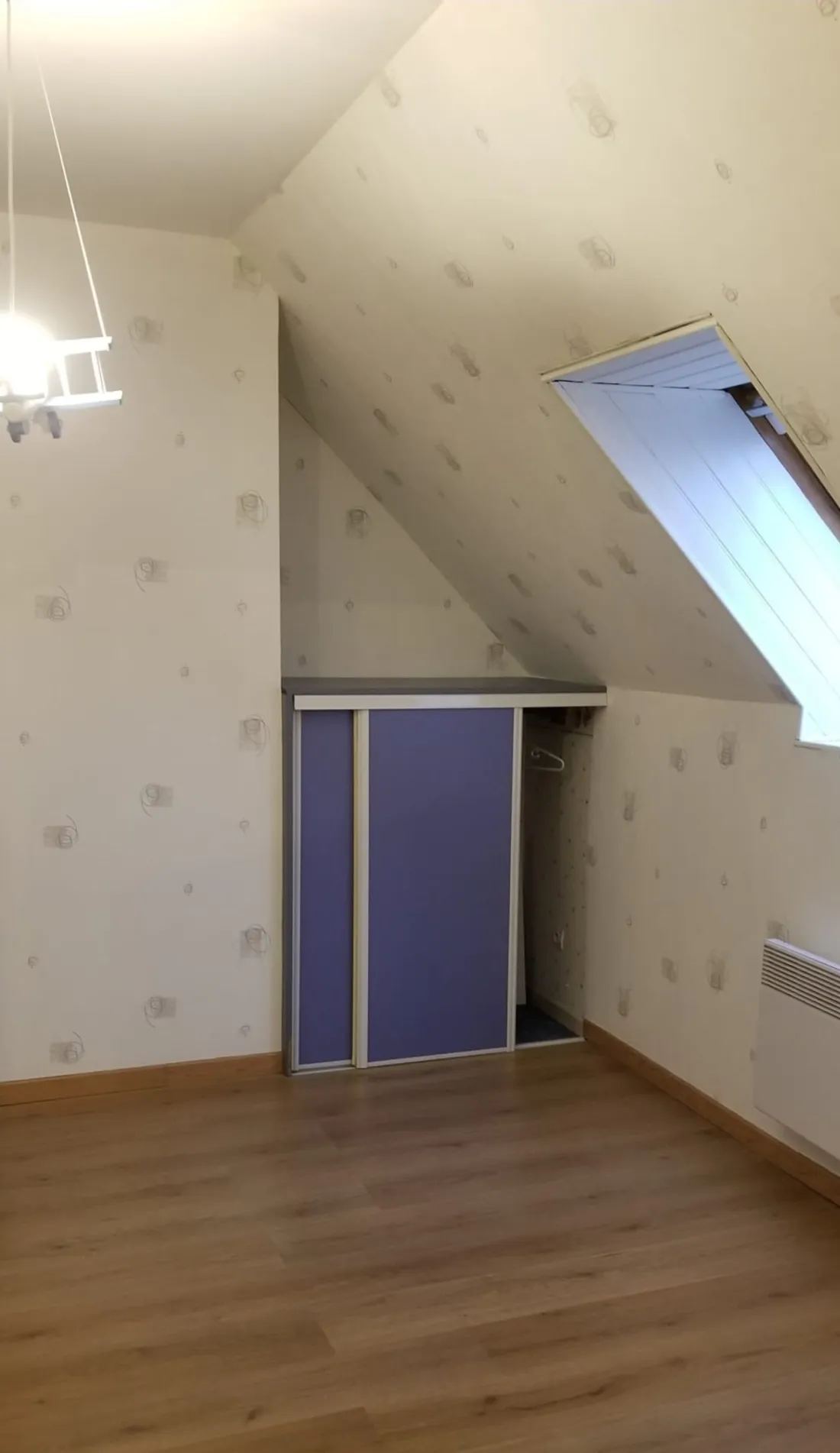 chambre avec bureau avant Projet client - Une chambre bleue naturelle et apaisante