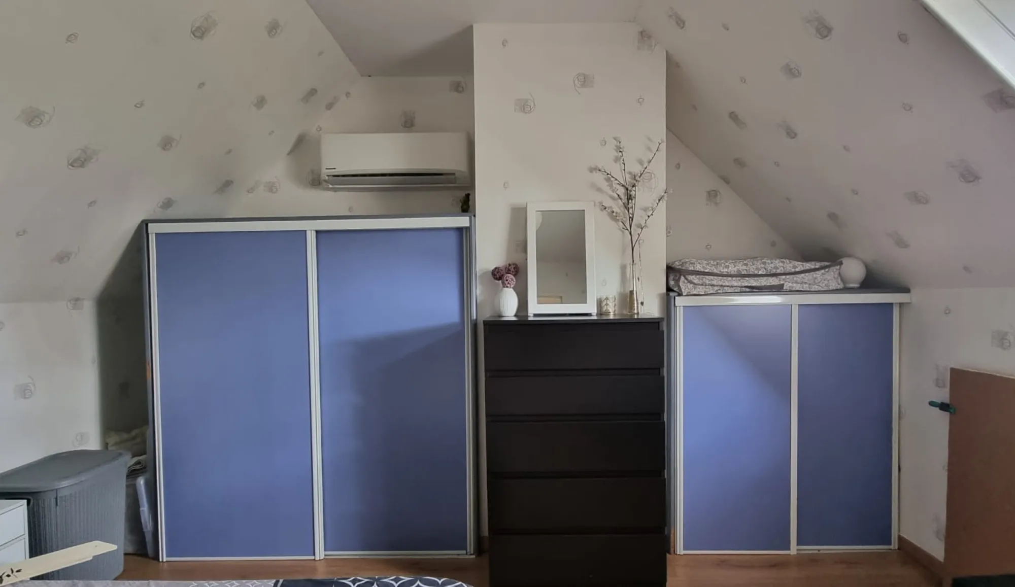 chambre avec dressing et bureau avant Projet client - Une chambre bleue naturelle et apaisante