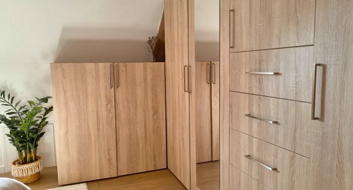 dressing sur mesure en angle apres realisation Projet client - Un dressing sur-mesure sous pente