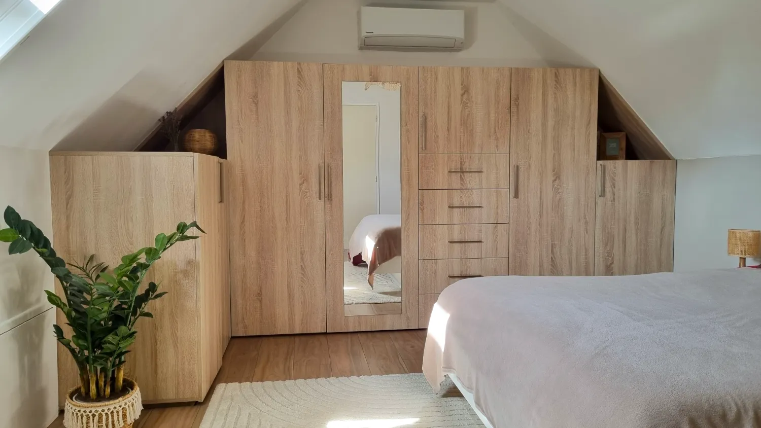 dressing sur mesure en bois clair apres realisation 1 Projet client - Un dressing sur-mesure sous pente