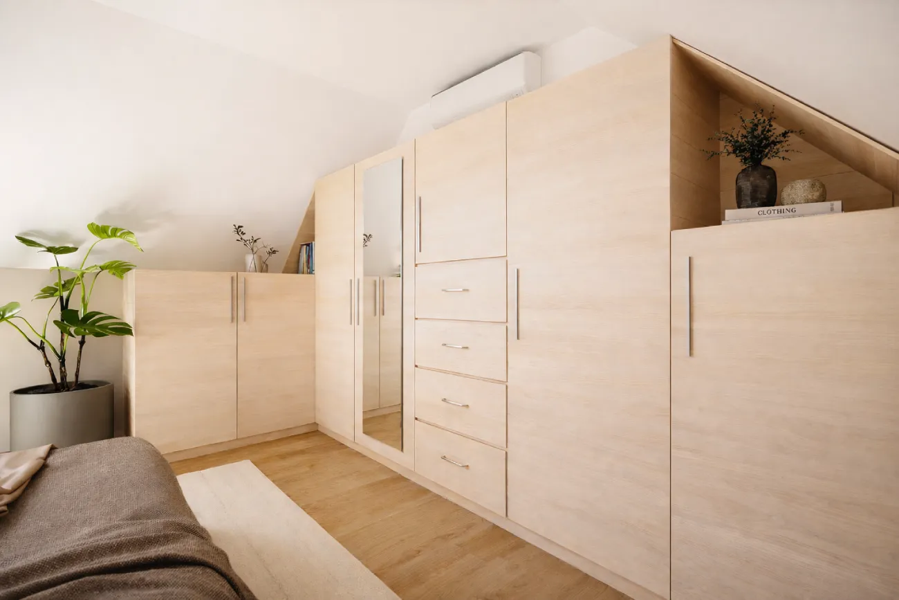 projet 3d dressing sur mesure en bois clair Projet client - Un dressing sur-mesure sous pente