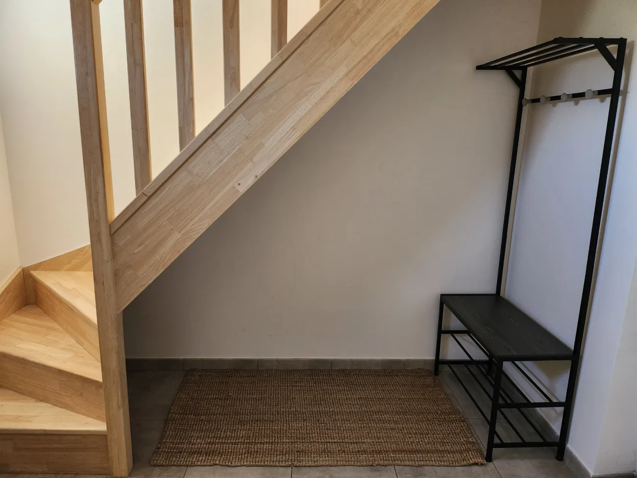 projet client avant travaux dessous escalier Projet client - Une entrée accueillante et chaleureuse