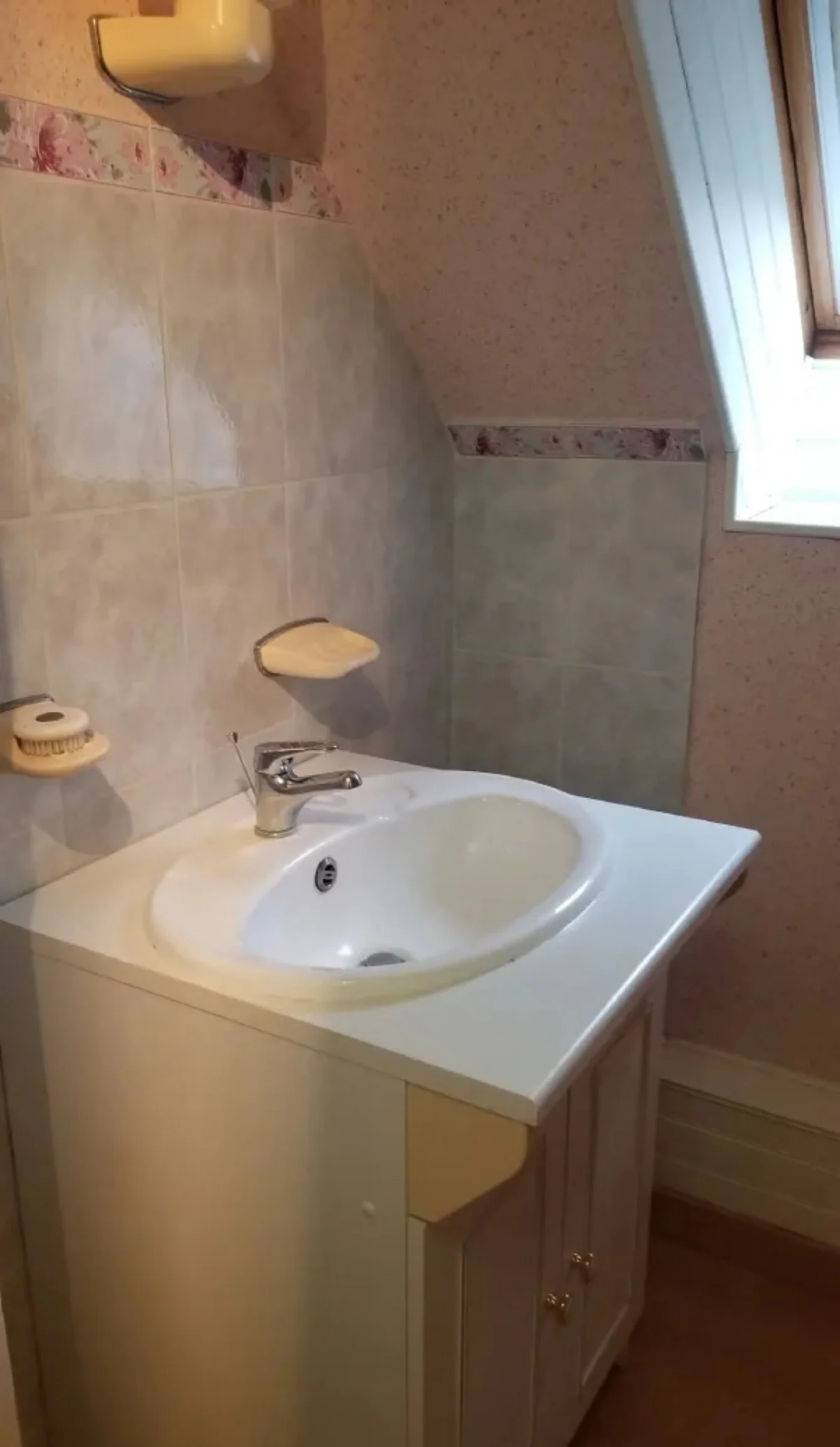 toilettes meuble vasque avant travaux 2 Projet client - Transformation d'un petit espace du quotidien