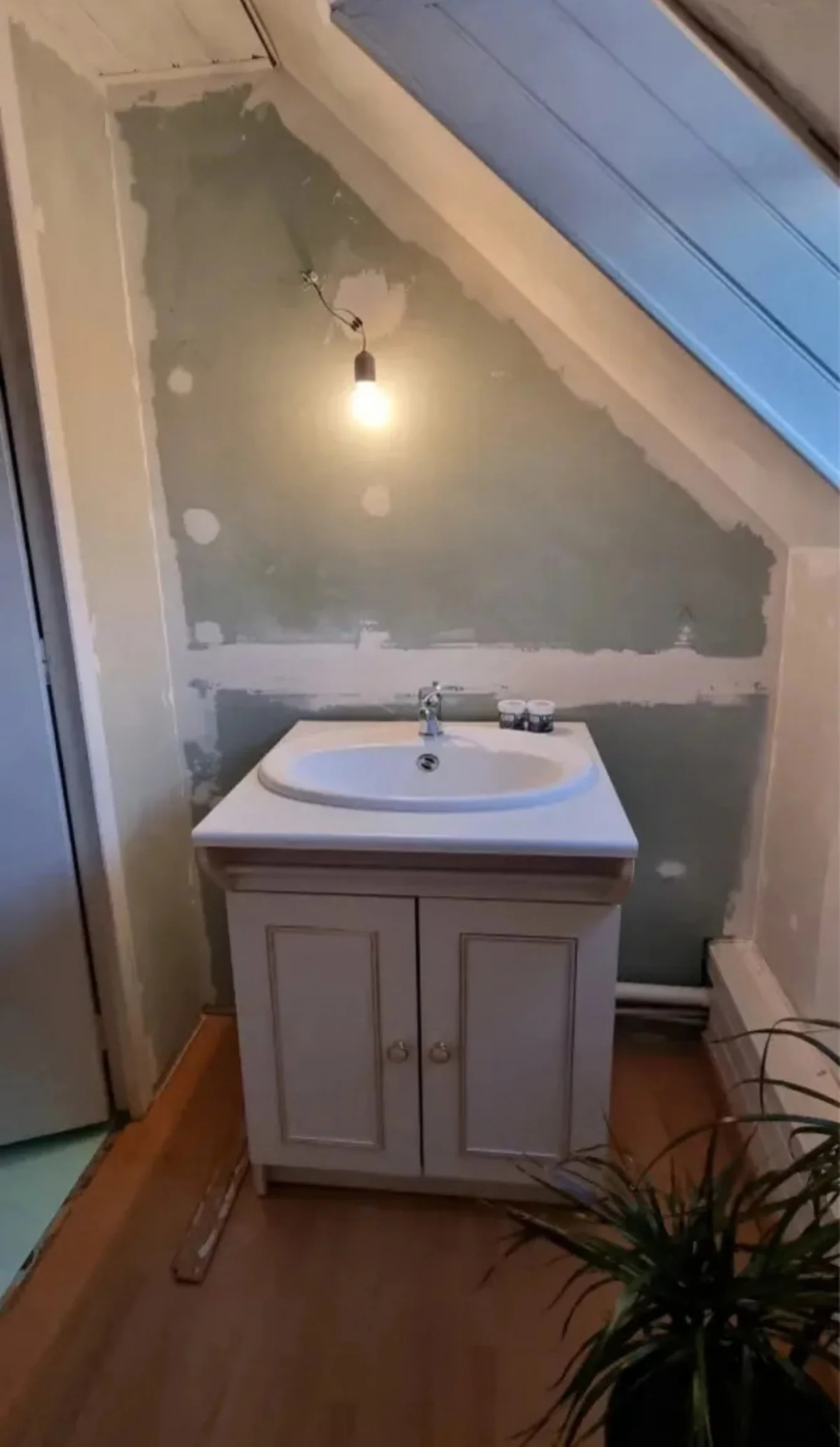 toilettes meuble vasque avant travaux renovation 3 Projet client - Transformation d'un petit espace du quotidien